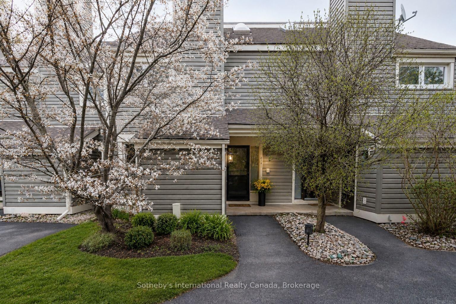 Property Photo:  214 Escarpment Crescent 214  ON L9Y 5B4 