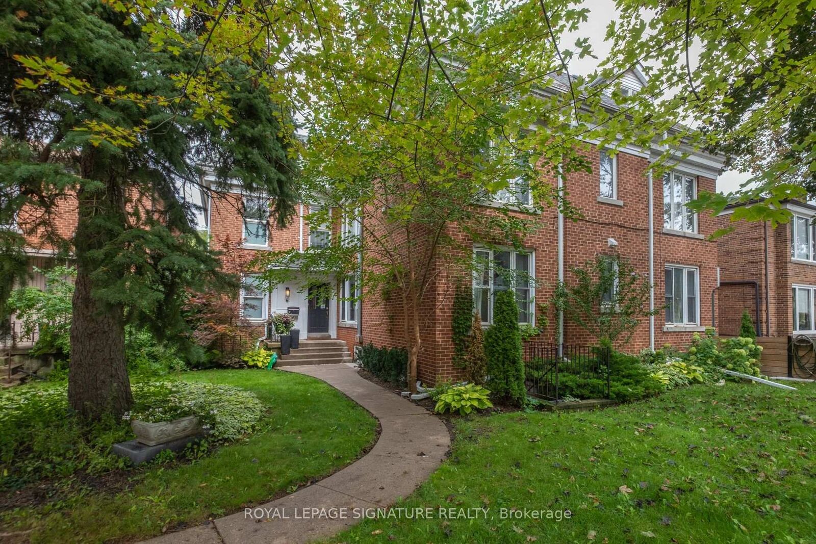 Photo de la propriété: 6 Markdale Avenue 1 ON M6C 1S9