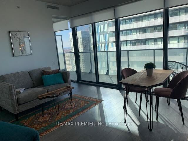 Property Photo:  185 Roehampton Avenue 3002  ON M4P 0C6 