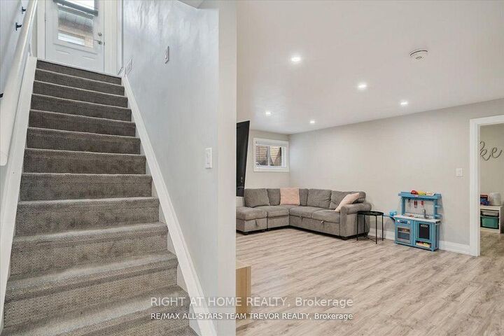 Property Photo:  6 Newlands Avenue Lower  ON L4P 3T3 