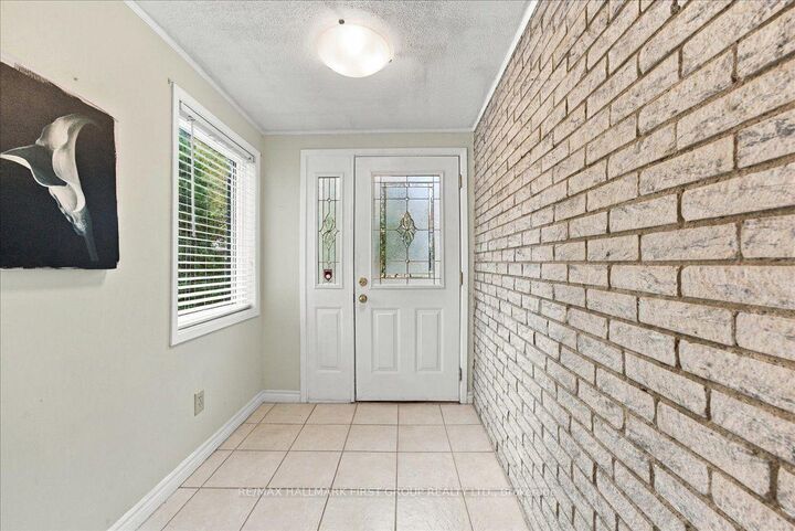 Property Photo:  735 Bermuda Avenue  ON L1J 6B1 