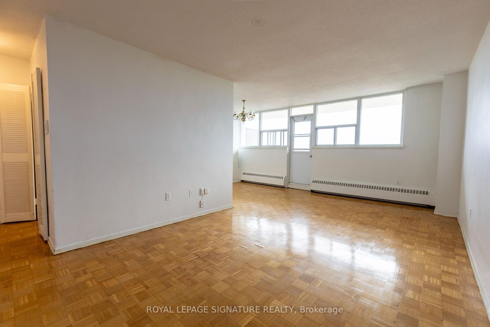 Property Photo:  161 Oakwood Avenue 902  ON M6E 2V2 