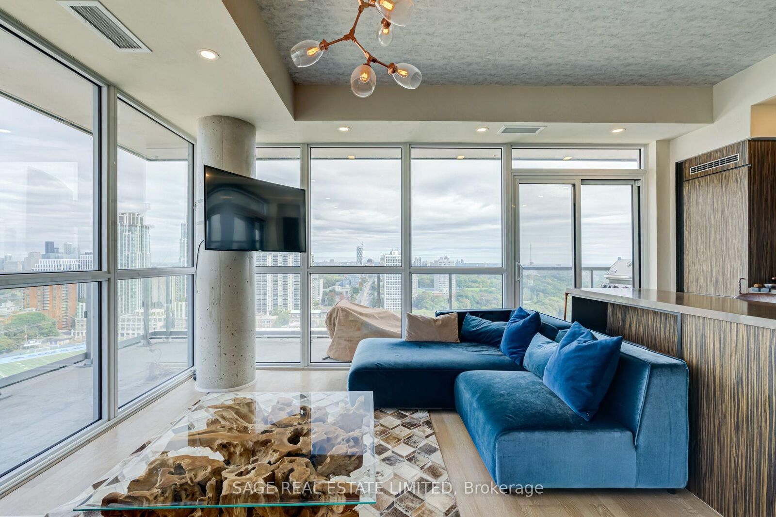 Property Photo:  501 St Clair Avenue W 1902  ON M5P 0A2 
