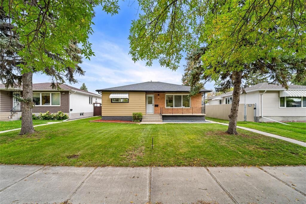 Property Photo: 43 Richardson Avenue MB R2V 2N3