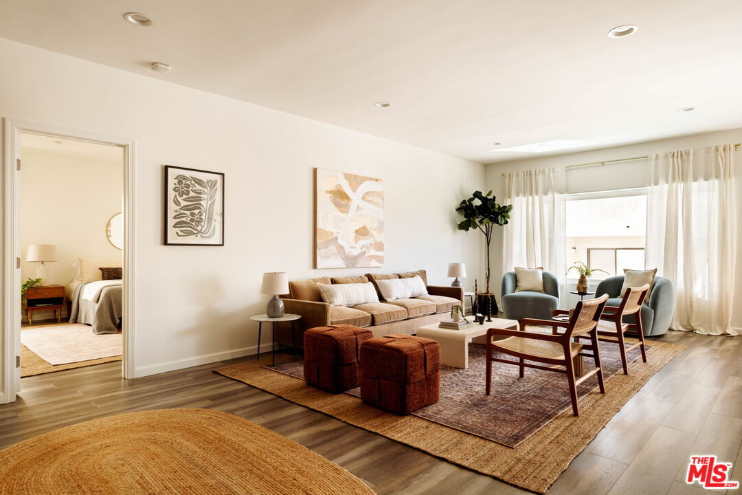 Property Photo:  11820 Mayfield Ave, Unit 105  CA 90049 