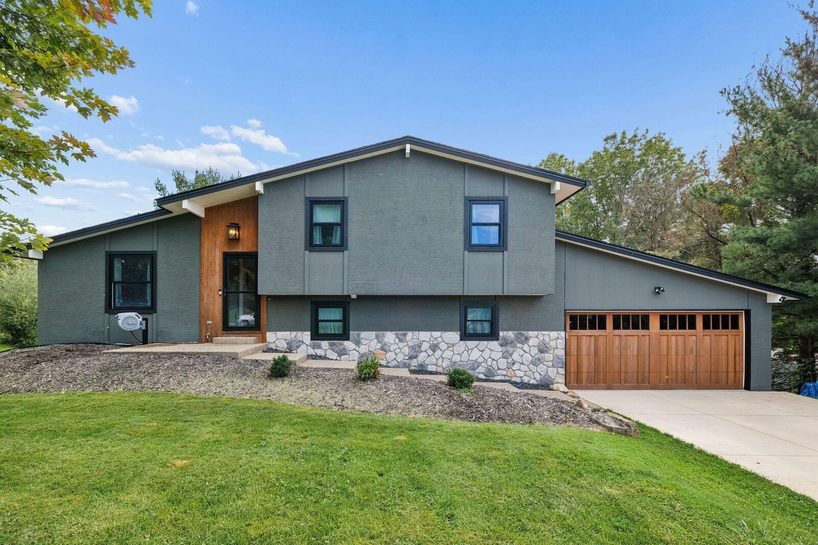 Property Photo:  44 North Court  OH 43076 