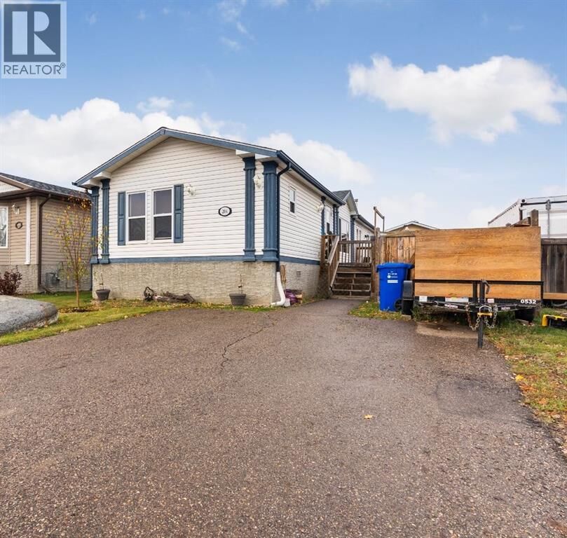 Property Photo:  204 Elm Street  AB T9K 0K1 