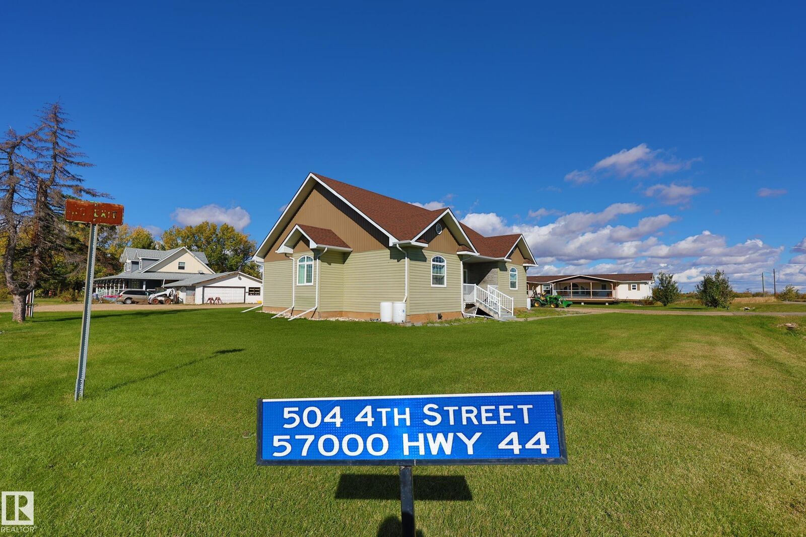 Property Photo:  504 4 Street  AB T8R 2K8 