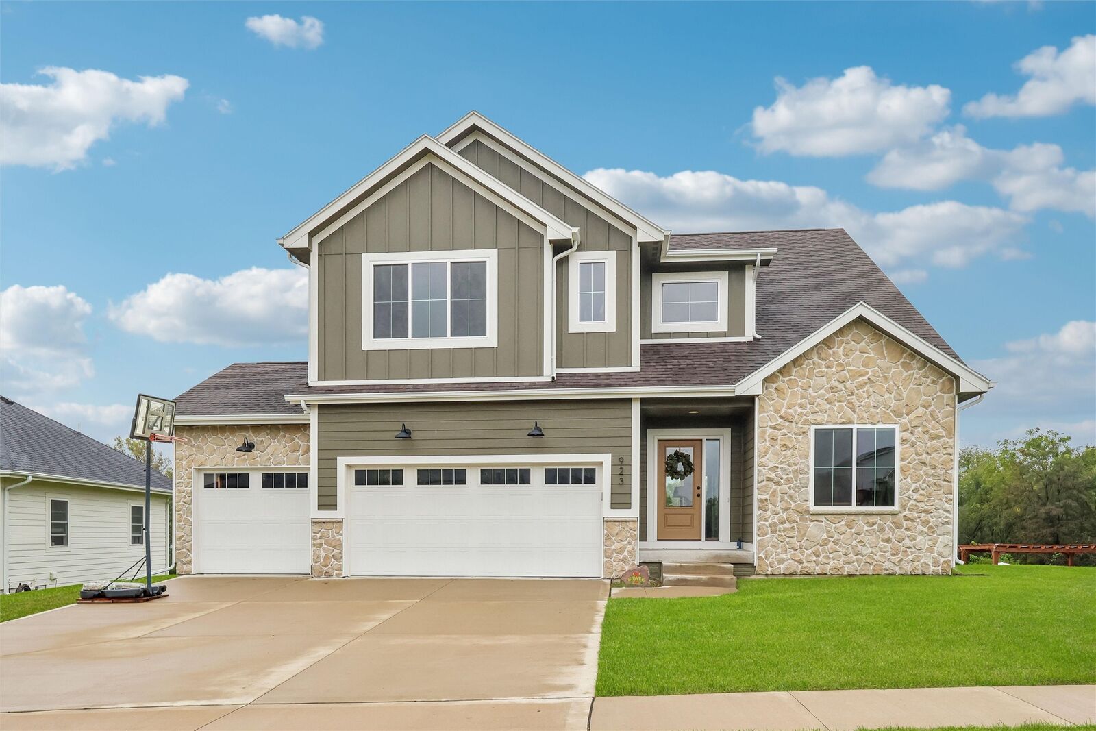 Property Photo: 923 Lynne Drive IA 50003