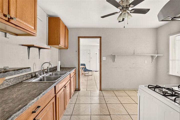 Property Photo: 907 NE 24th Street FL 32641