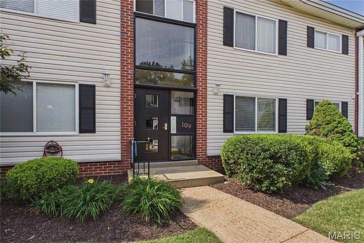 Property Photo:  109 E Washington Avenue 1N  MO 63122 