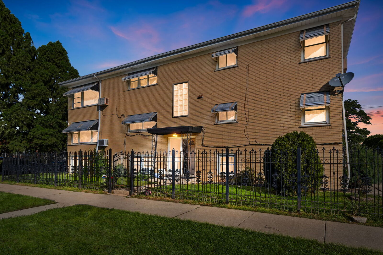 Property Photo:  2501 N Mont Clare Avenue  IL 60707 