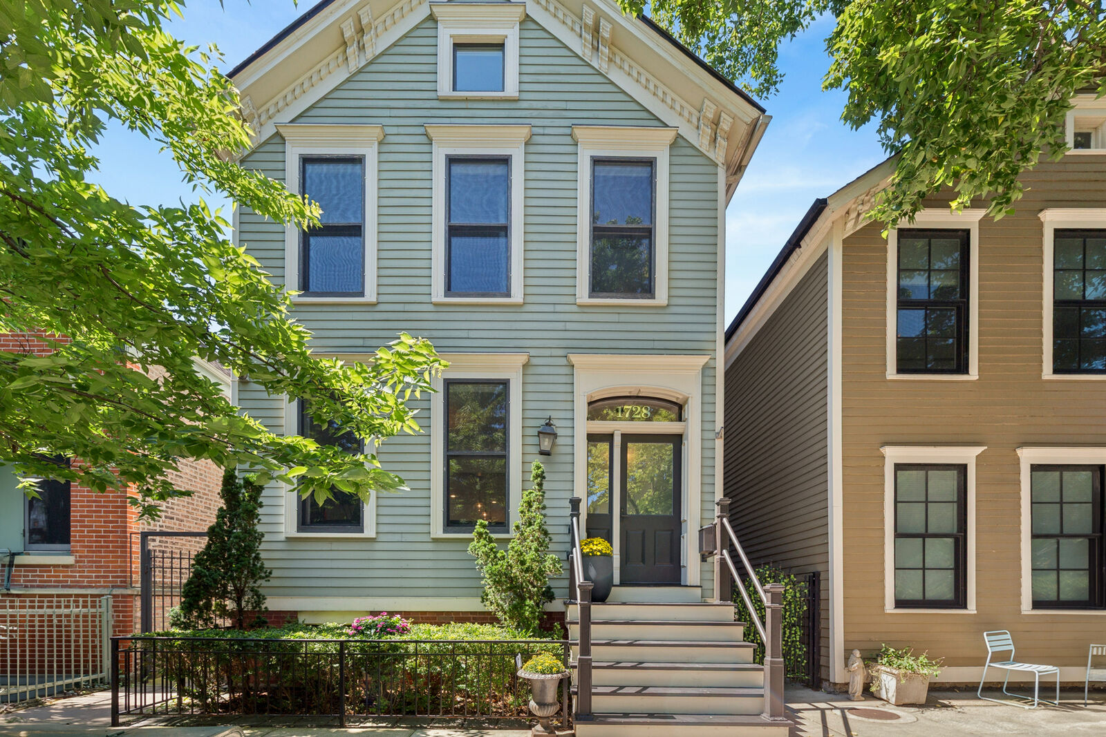 Property Photo:  1728 N Hudson Avenue  IL 60614 