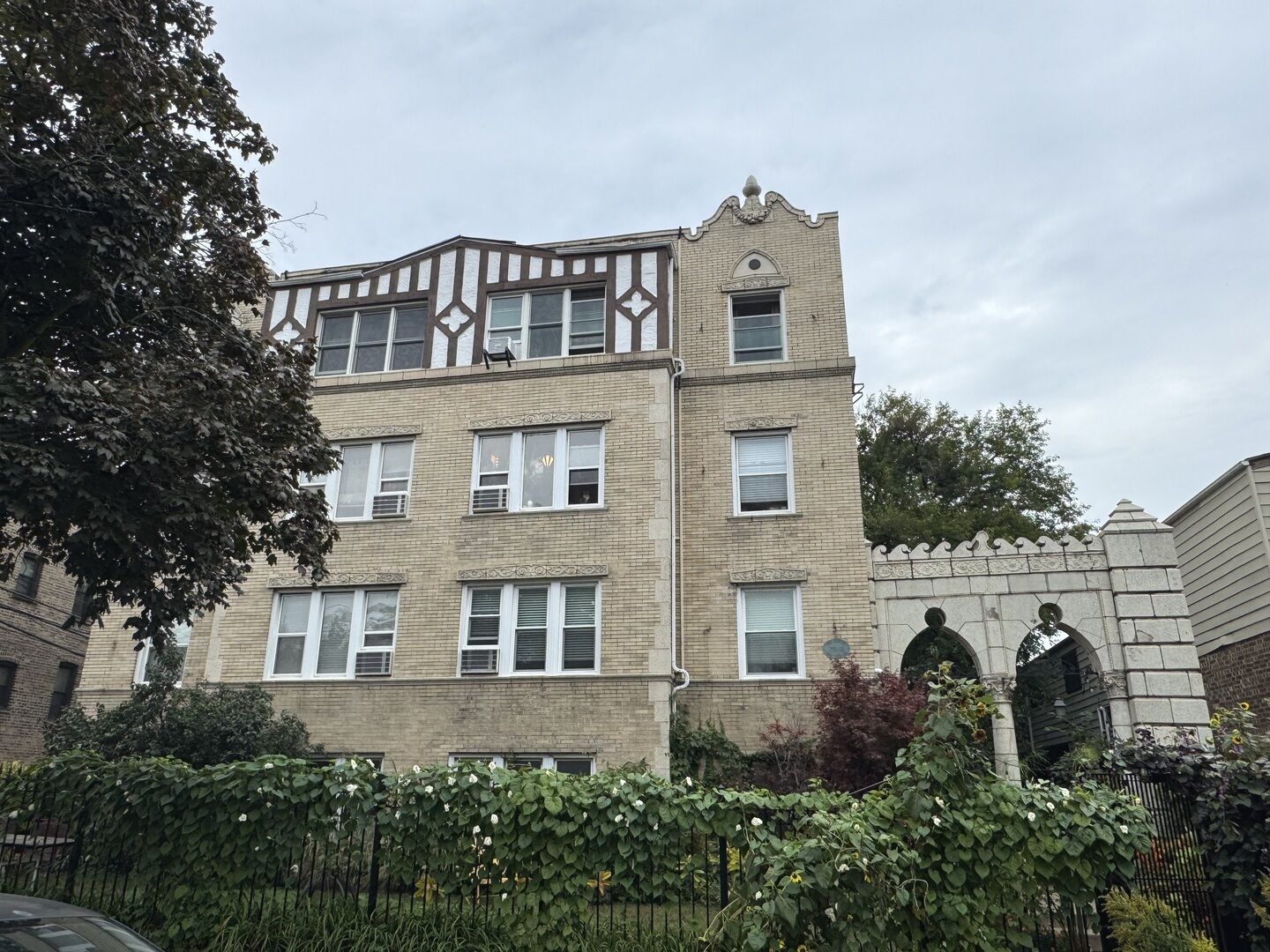 Property Photo: 1724 W Estes Avenue 1E IL 60626