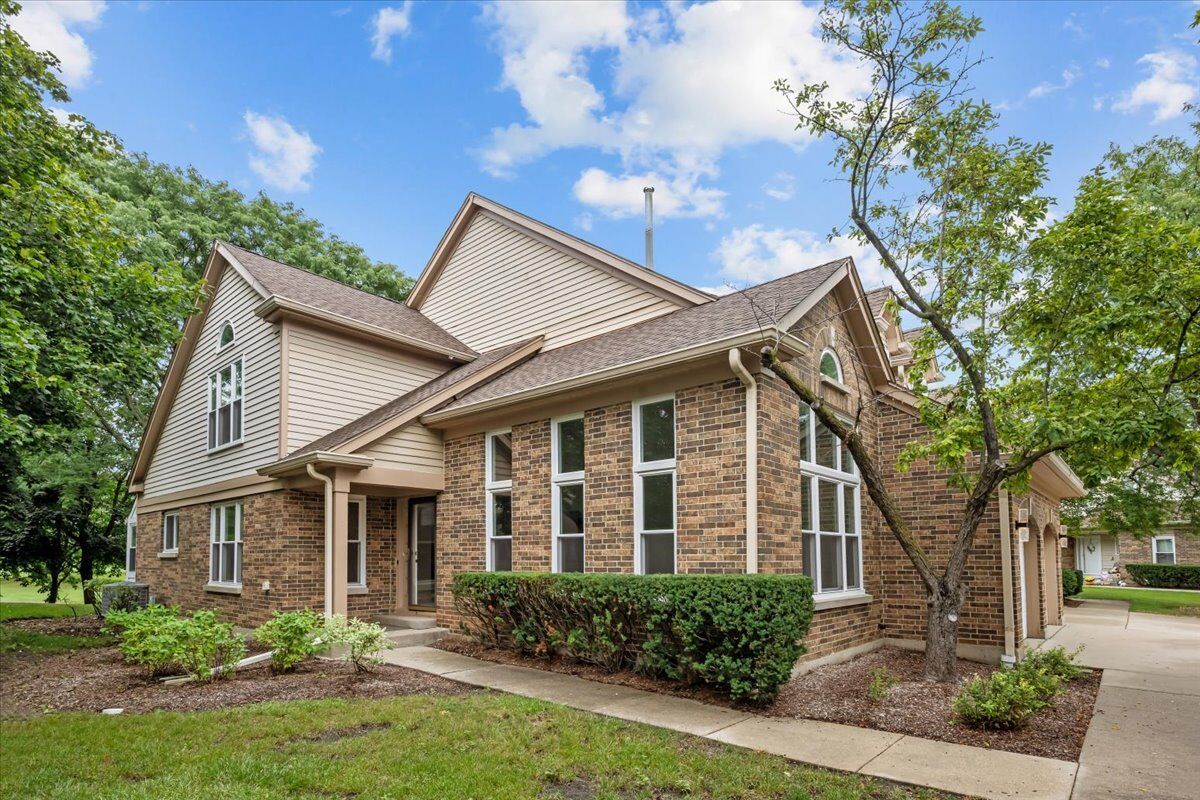 Property Photo:  352 Satinwood Court N  IL 60089 