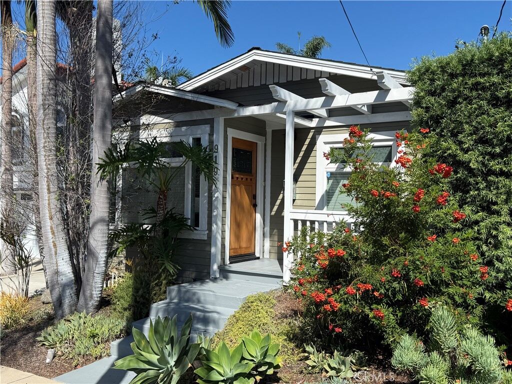 Property Photo:  919 Emerald Street  CA 90277 