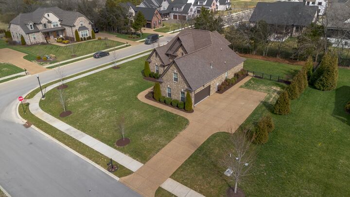 Property Photo:  901 Larkspur Ln  TN 37087 