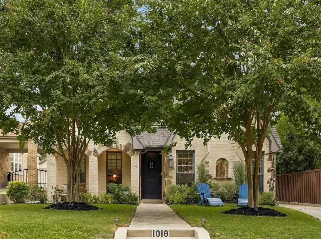 Property Photo: 1018 Clermont Avenue TX 75223