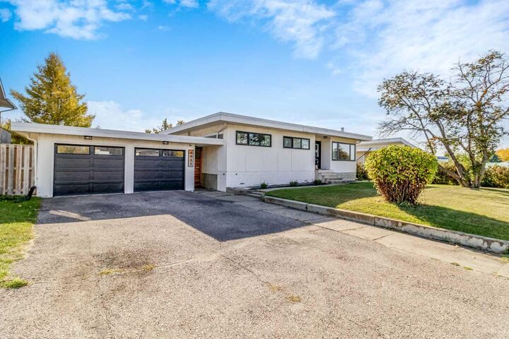 Property Photo:  4939 42 Street  AB T4G 1J9 