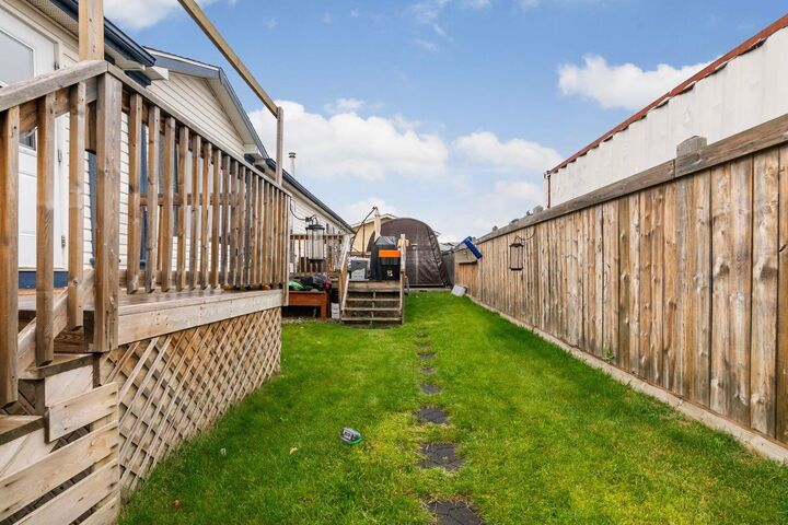 Property Photo:  204 Elm Street  AB T9K 0K1 
