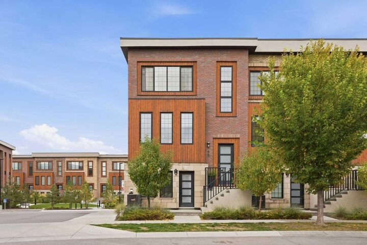 Property Photo:  85 Greenbriar Place NW  AB T3B 6J1 