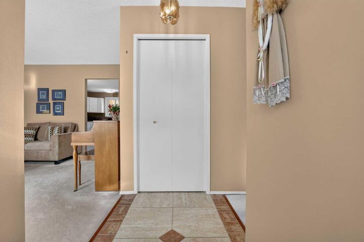 Property Photo:  172 Queensland Road SE  AB T2J 3S2 