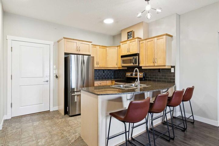 Property Photo:  5605 Henwood Street SW 3209  AB T3E 7R2 