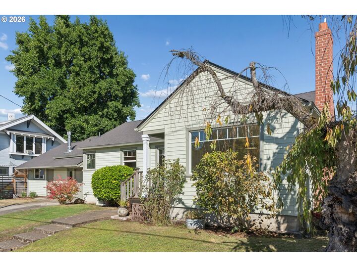 Property Photo:  4951 SE Salmon St  OR 97215 