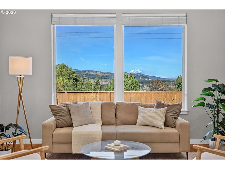 Property Photo: 900 Falcon Ct OR 97031
