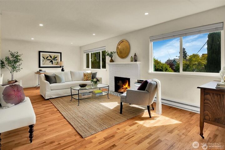 Property Photo:  2353  Federal Avenue E  WA 98102 