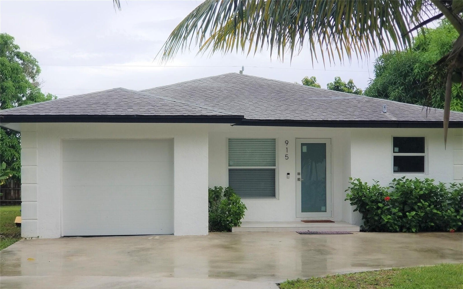 Property Photo:  915 SE 2nd Avenue  FL 33483 