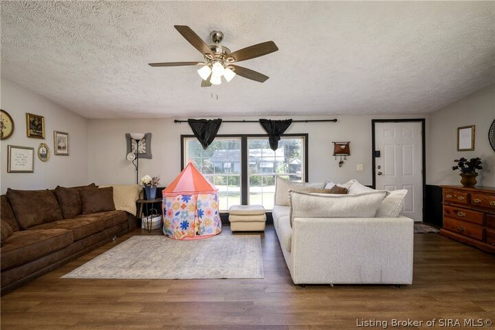 Property Photo:  1004 Brunswick Drive  IN 47130 