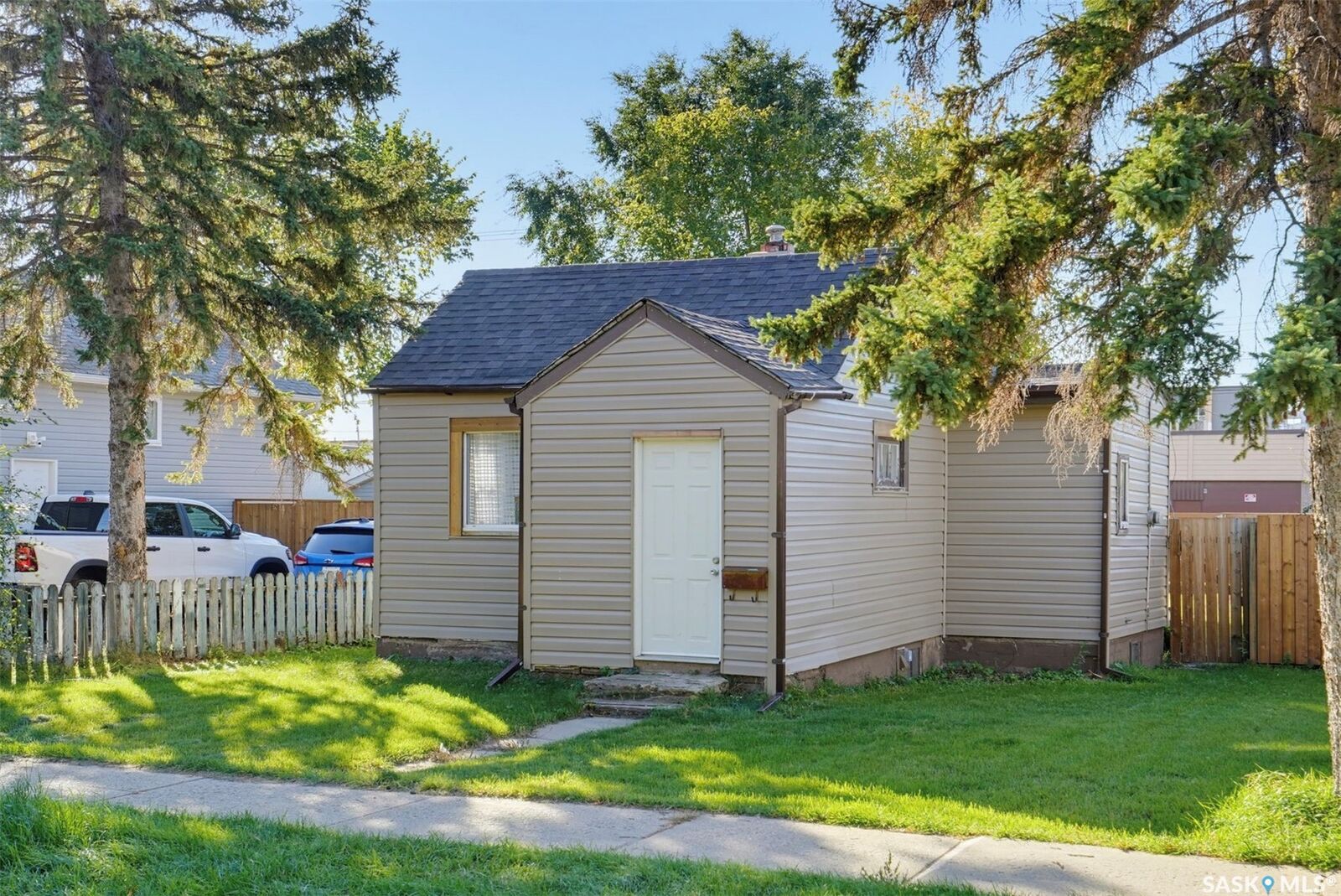 Property Photo:  915 23rd Street W  SK S7L 0S1 