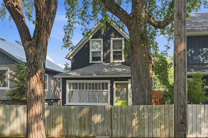 Property Photo:  408 E Avenue S  SK S7M 1S3 
