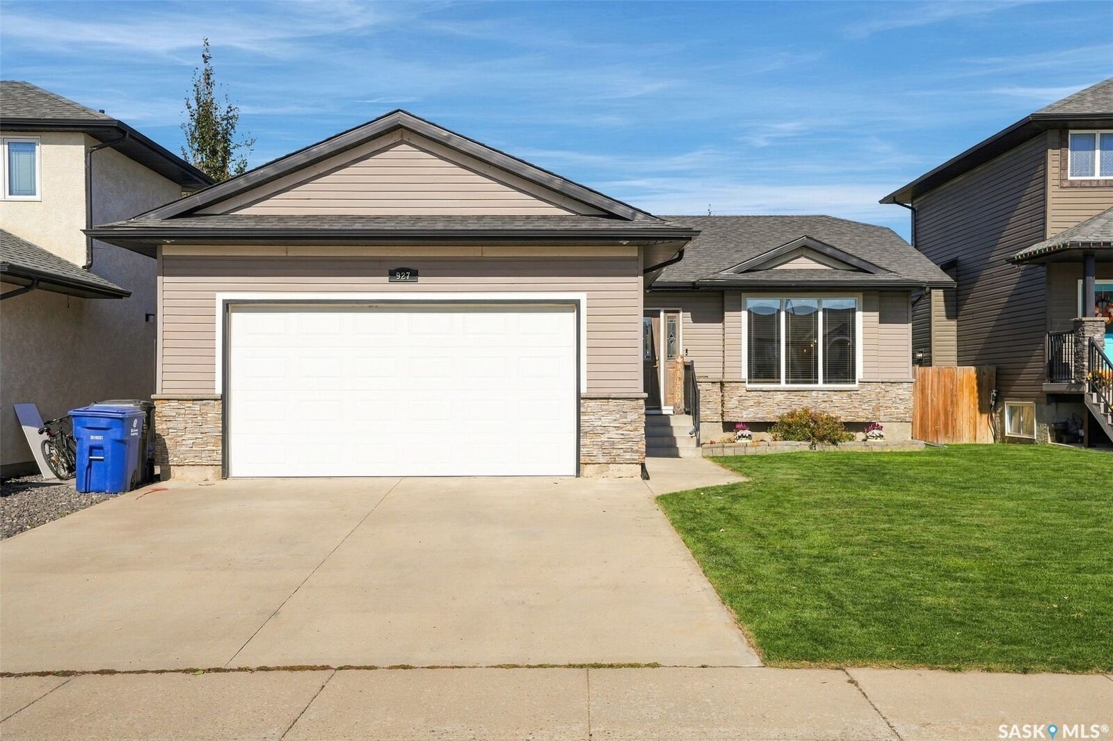 Property Photo:  927 Coppermine Way  SK S0K 0A2 