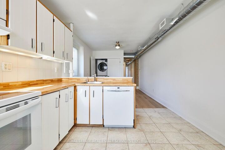Property Photo:  927 Kingston Road 2nd Floor  ON M4E 1S6 