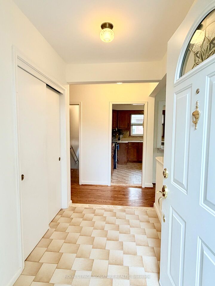 Property Photo:  3 Avery Avenue Main  ON M9C 1K1 