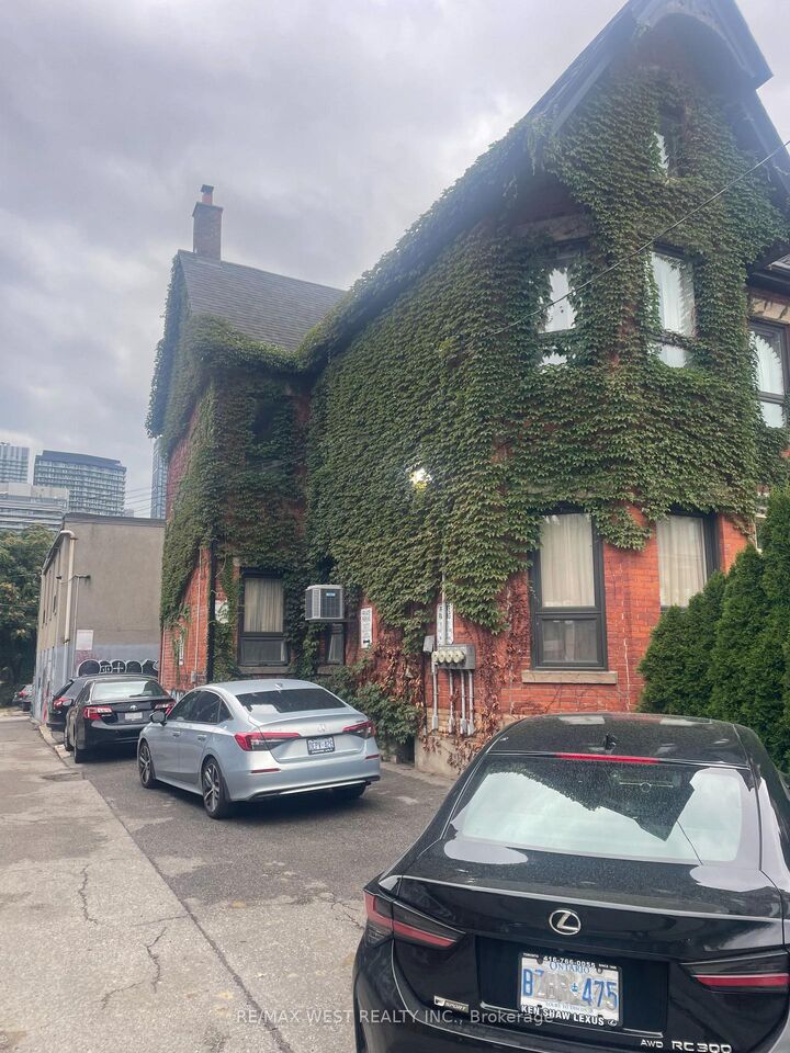Property Photo:  13 Grange Avenue 202 Rear  ON M5T 1C6 