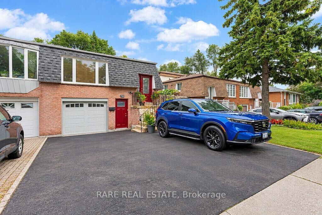 Property Photo:  733 Eaglemount Crescent Lower  ON L5C 1H2 