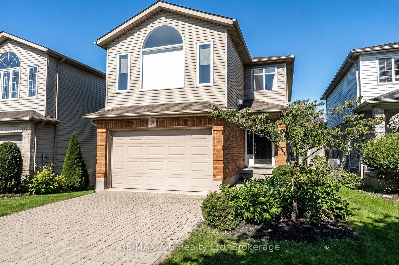 Property Photo: 10 Buckingham Drive ON N5A 7Z9