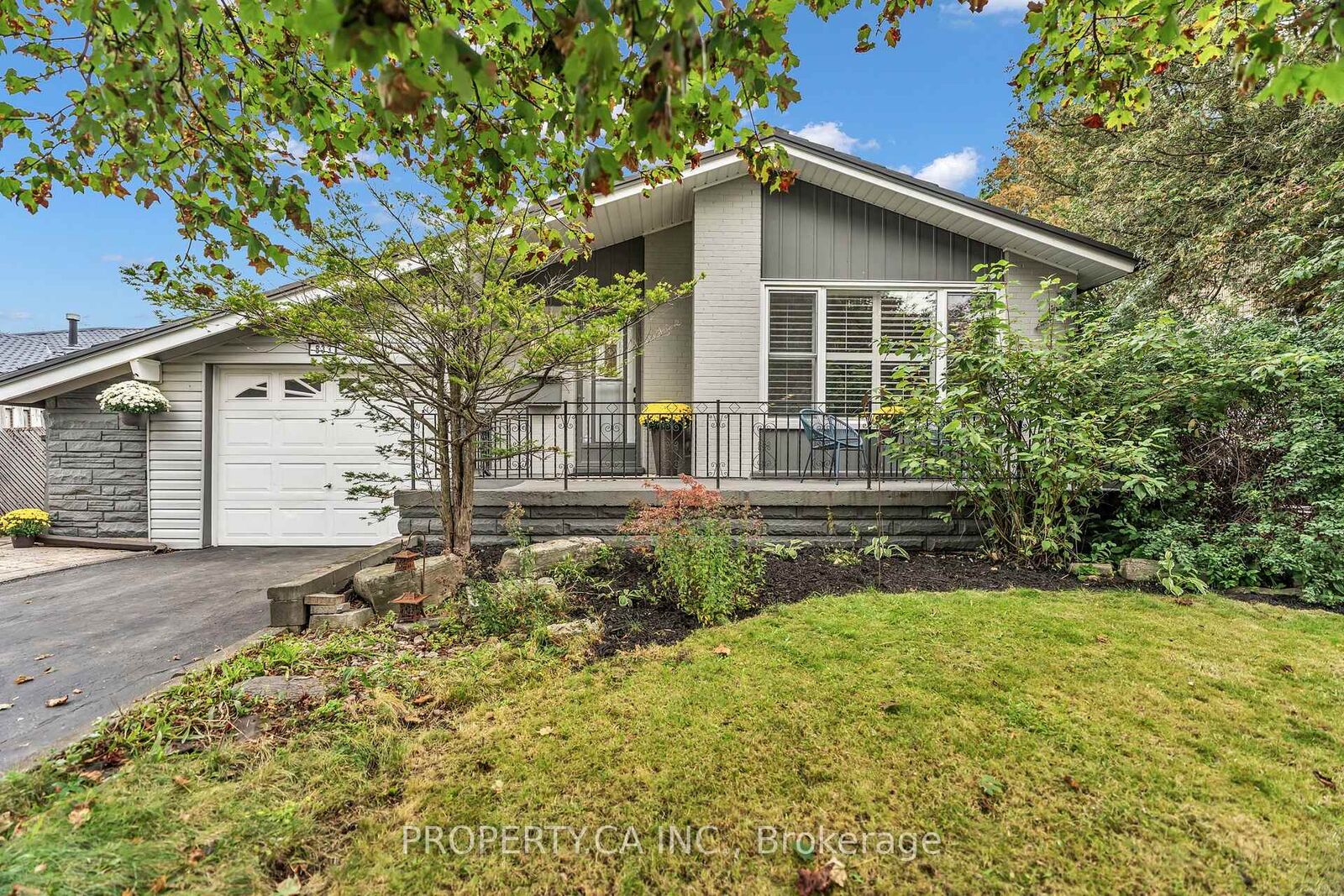 Property Photo: 833 Krosno Boulevard ON L1W 1H1