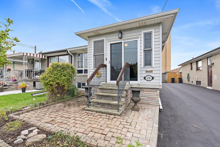 Photo de la propriété: 29 Heavitree Drive ON M3L 1K5