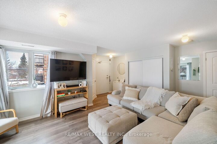 Property Photo: 17 Cheltenham Road 4 ON L4M 0E7
