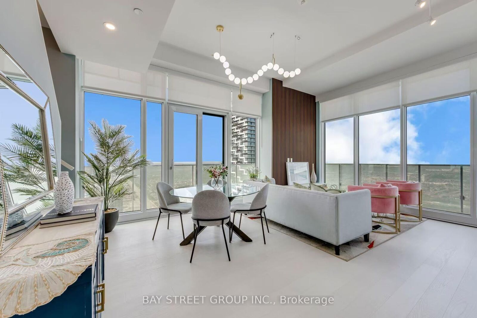 Property Photo:  3883 Quartz Road 6013  ON L5B 0M4 