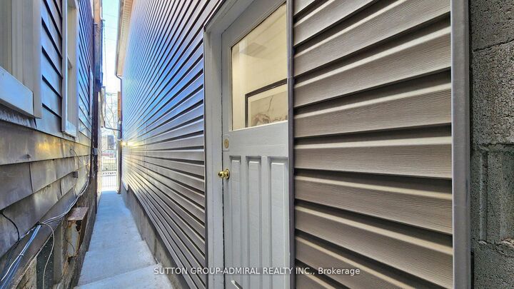 Property Photo:  1930 Queen Street E Upper 1  ON M4L 1H6 