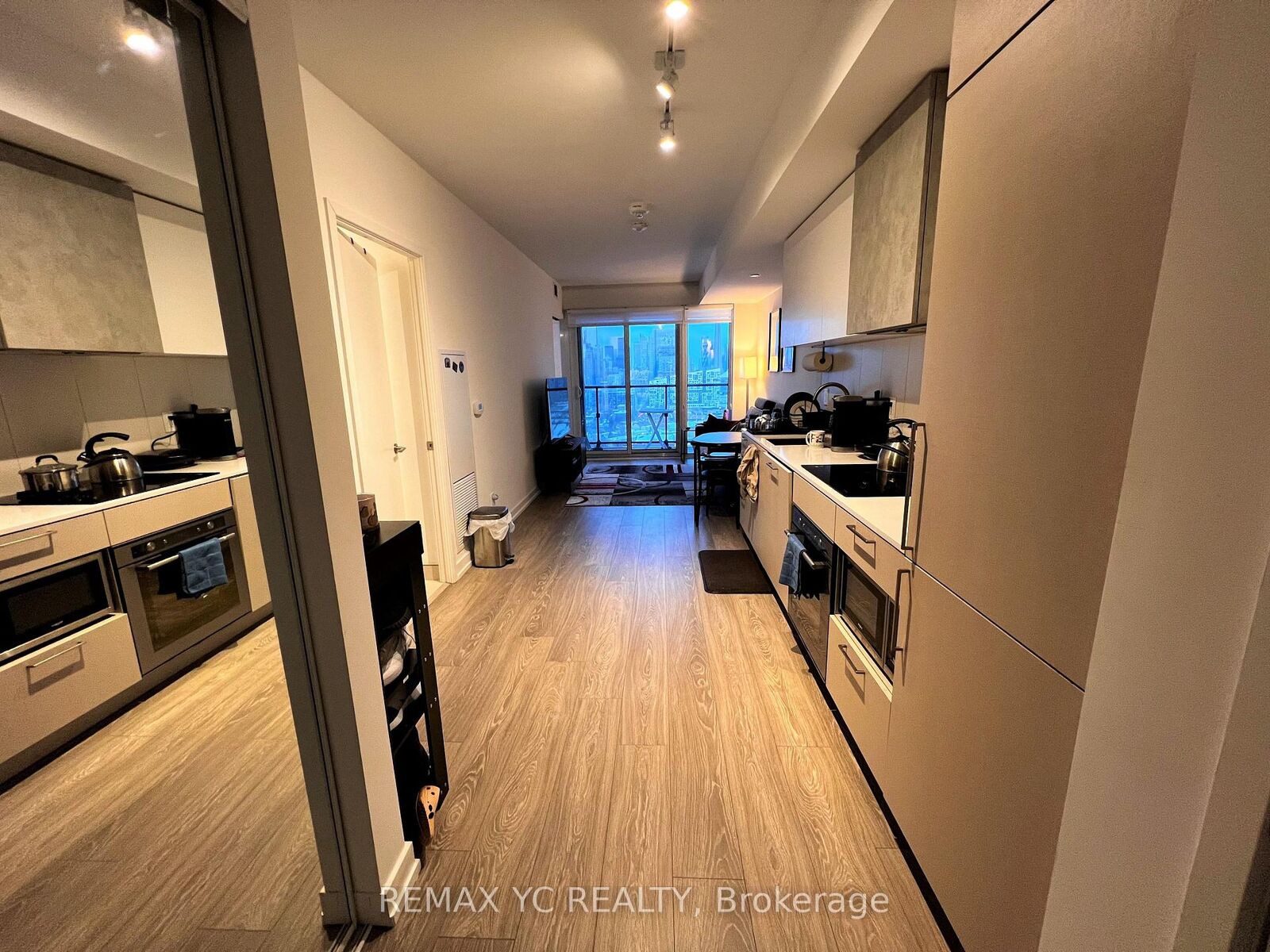Photo de la propriété: 19 Western Battery Road 2520 ON M6K 3S4