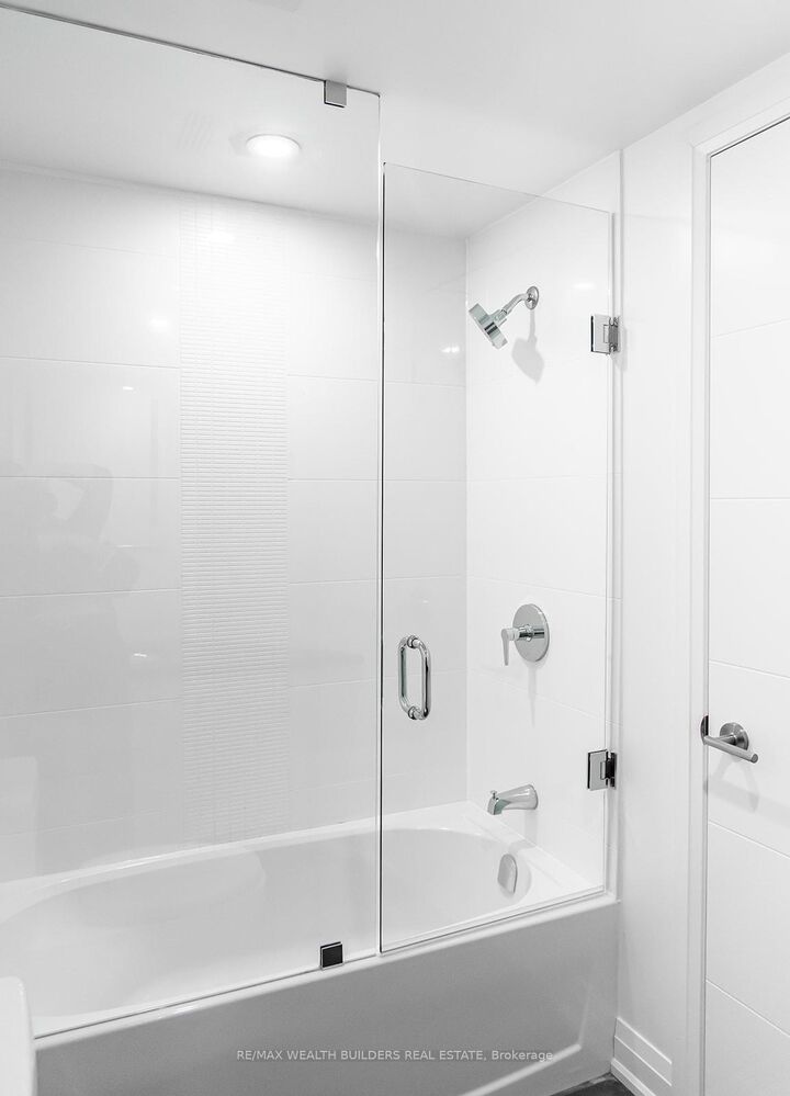 Property Photo: 207 Jarvis Street 6 ON M5J 2C1