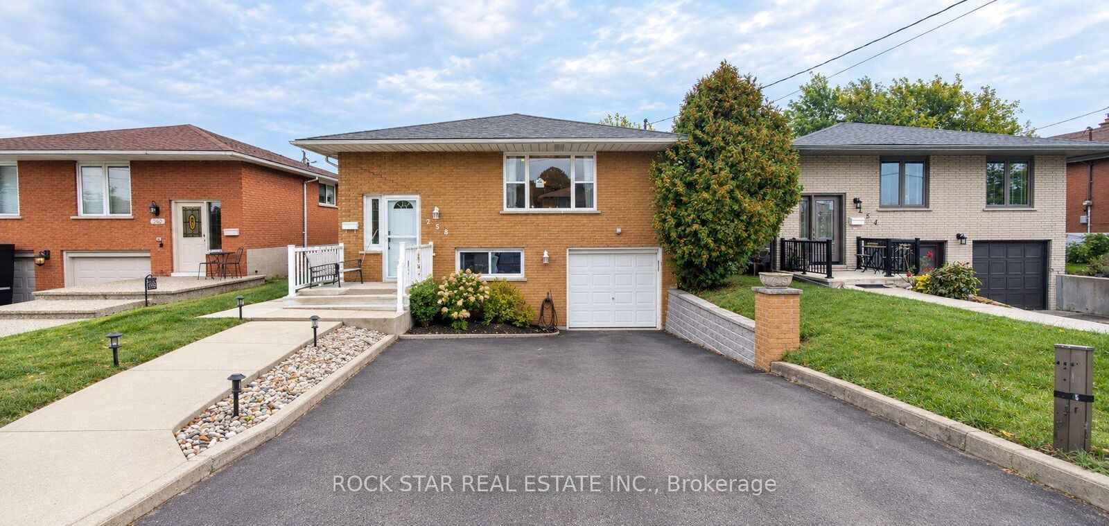 Property Photo:  258 Carson Drive Main  ON L8T 2X7 