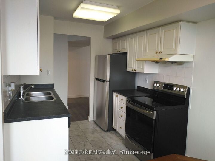 Property Photo:  18 Hillcrest Avenue 2002  ON M2N 6T5 