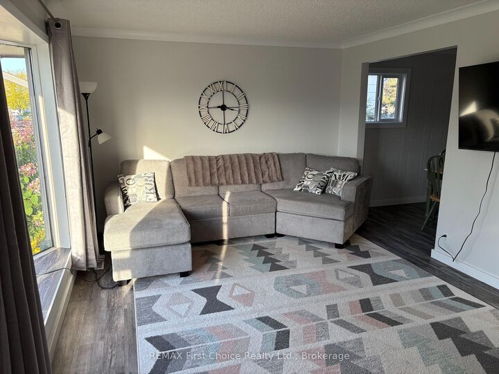 Property Photo:  275 Christina Street W  ON P7E 4P5 